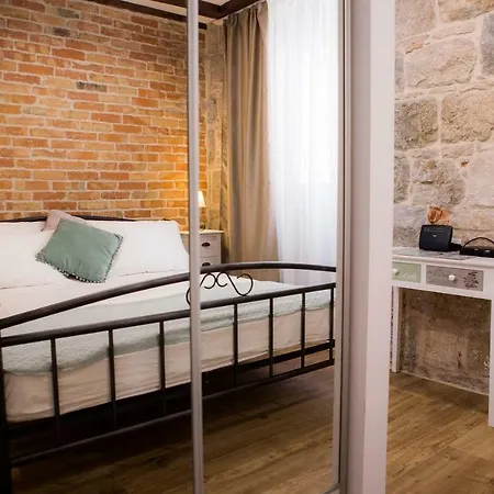 Ana Apartment Split